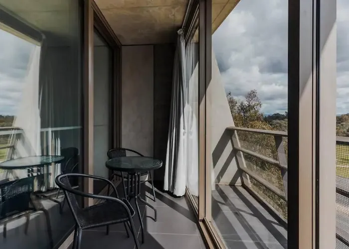 Apartment Nestled Between Lake Burley Griffin, City And Anu